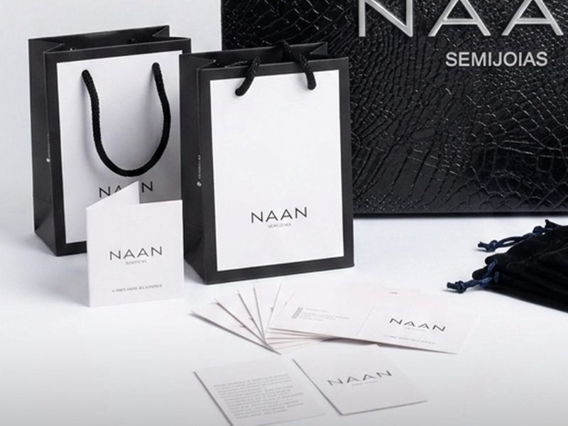 Sacolas, cartões de garantia e tags NAAN para embalar as peças